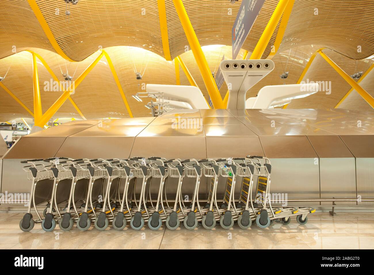 Barajas, Madrid, España - fila de carritos de equipaje en el aeropuerto  internacional de Barajas Fotografía de stock - Alamy