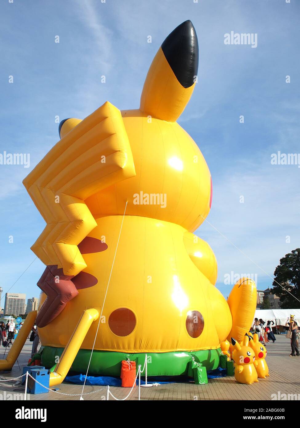 YOKOHAMA, Kanagawa, Japón - Agosto 6th, 2019: Giant Pikachu Pikachu en el brote. 2019 Evento en el Minato Mirai de Yokohama en Japón. Foto de stock