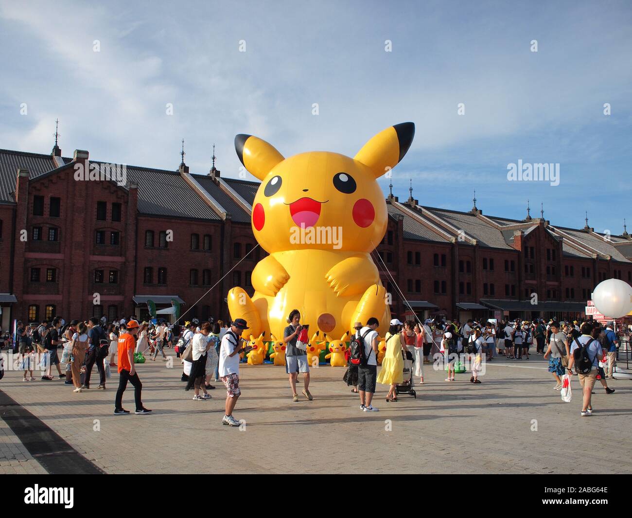 YOKOHAMA, Kanagawa, Japón - Agosto 6th, 2019: Giant Pikachu Pikachu en el brote. 2019 Evento en el Minato Mirai de Yokohama en Japón. Foto de stock