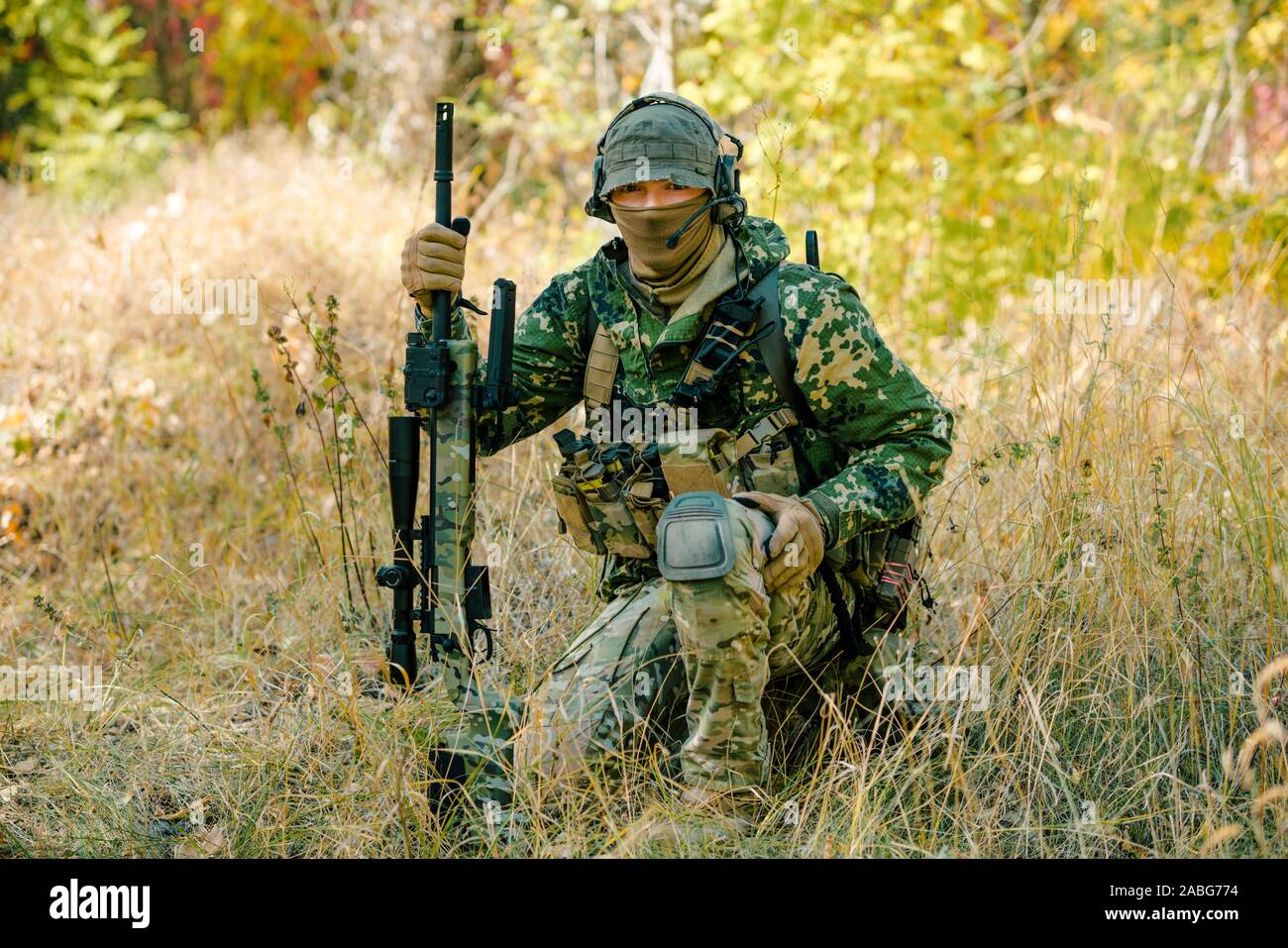 Airsoft hombre uniformado con un rifle de francotirador, que