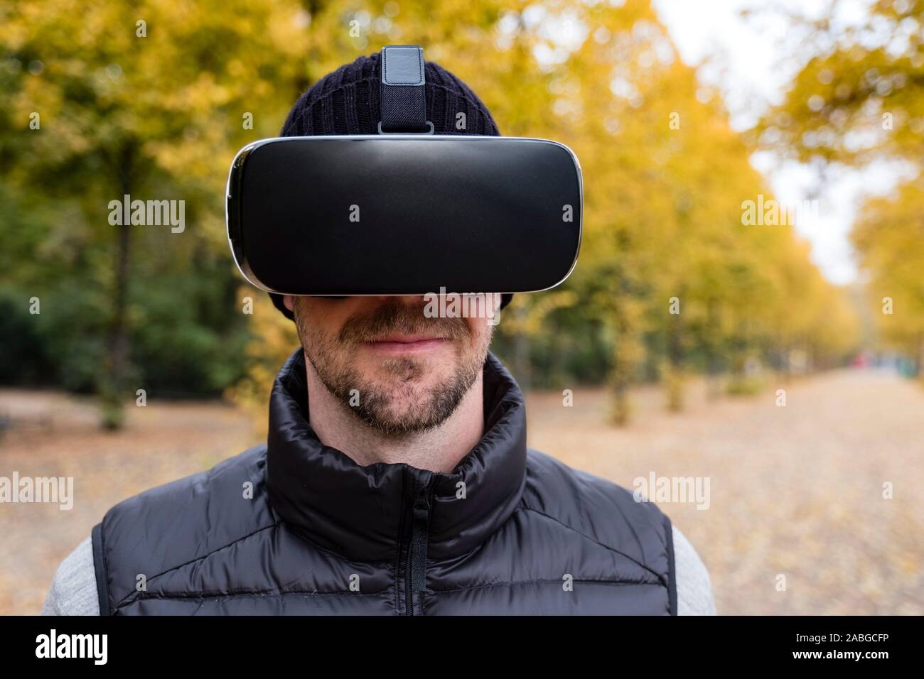 Hombre vestido con casco de realidad virtual VR Foto de stock