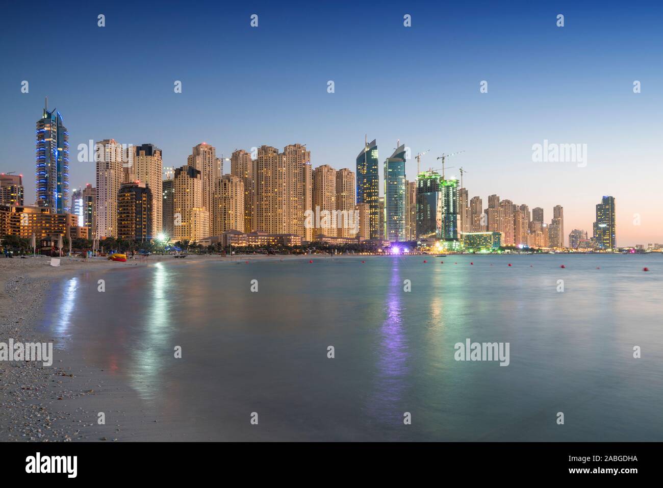 Vista nocturna de la playa y el horizonte de altos bloques de apartamentos en JBR residencias de Jumeirah Beach en Dubai, Emiratos Árabes Unidos Foto de stock