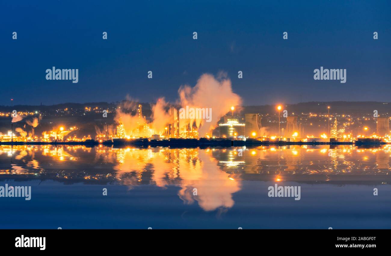Vista nocturna de la refinería de petróleo Grangemouth operado por INEOS en Escocia, Reino Unido Foto de stock
