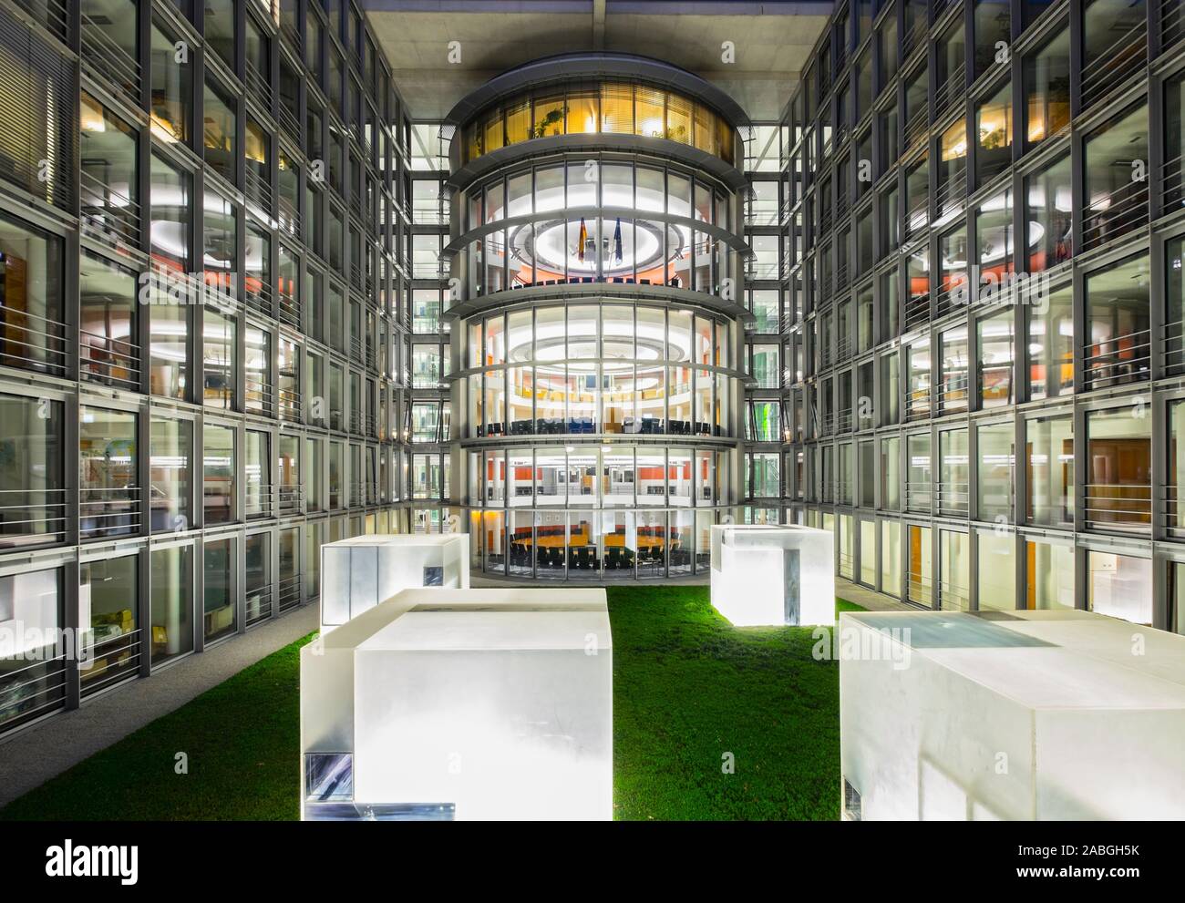 Lóbulo Pablo Haus edificio de gobierno parte del Bundestag en la noche de Berlín en Alemania Foto de stock