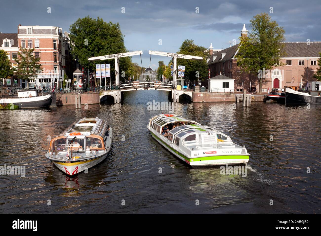 La Walter Süskindbrug madera en Nieuwe Herengracht, cerca de la Ermita, Amsterdam, mirando hacia el Hortus Botanicus Foto de stock