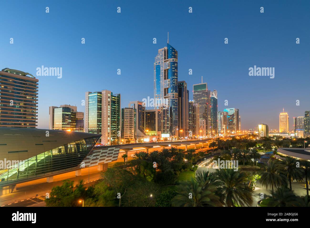 Modernos rascacielos en la noche a lo largo de Sheik Zayed Road de Dubai, Emiratos Árabes Unidos Foto de stock