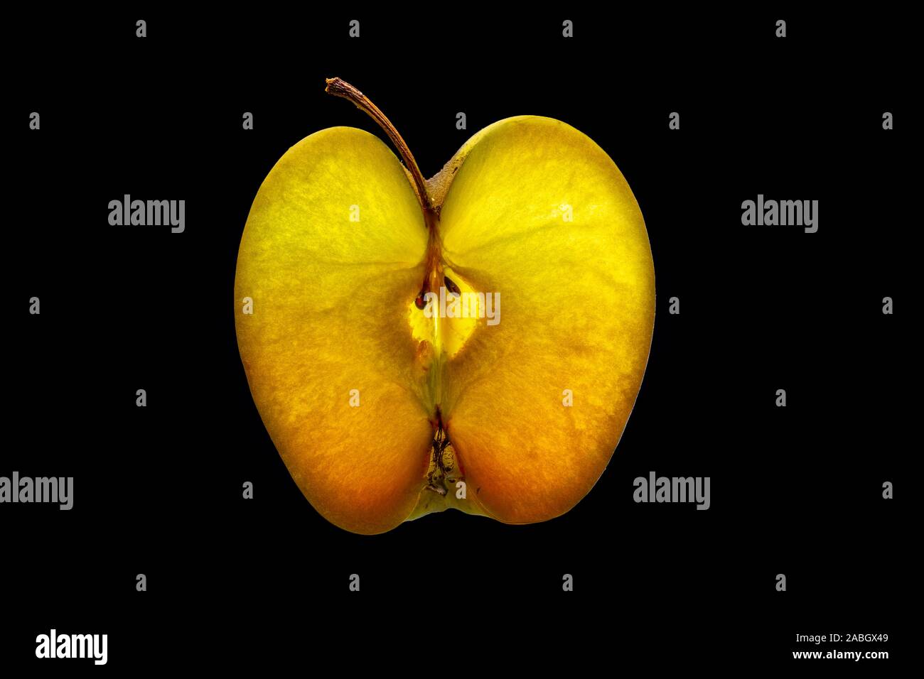 Trozo de manzana con retroiluminación aislado sobre fondo negro Foto de stock