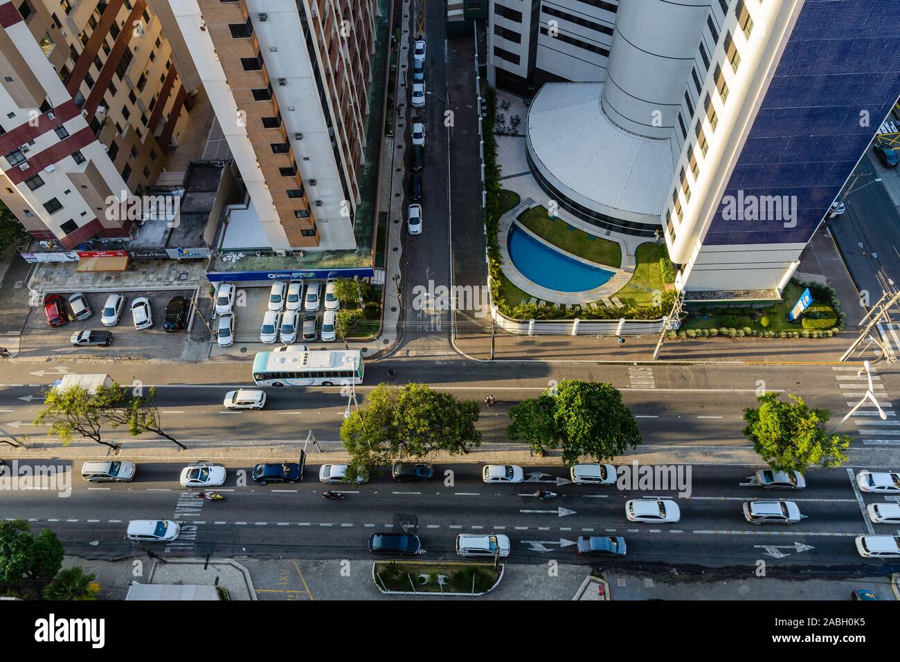 Vista a vuelo de pájaro de gigantescos edificios y calles. Fortaleza, Ceará, Brasil, América del Sur. Foto de stock