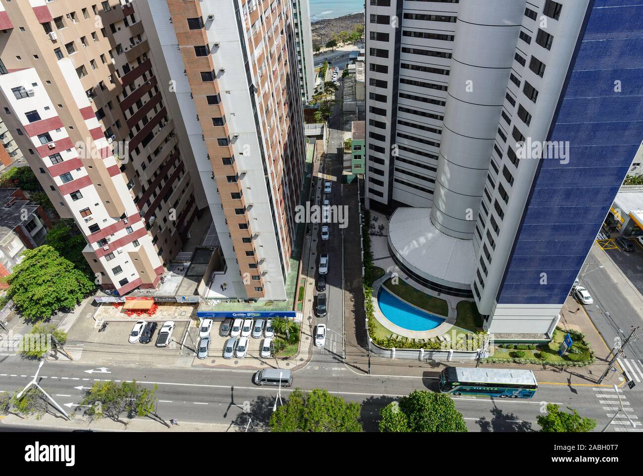 Vista a vuelo de pájaro de gigantescos edificios y calles. Fortaleza, Ceará, Brasil, América del Sur. Foto de stock