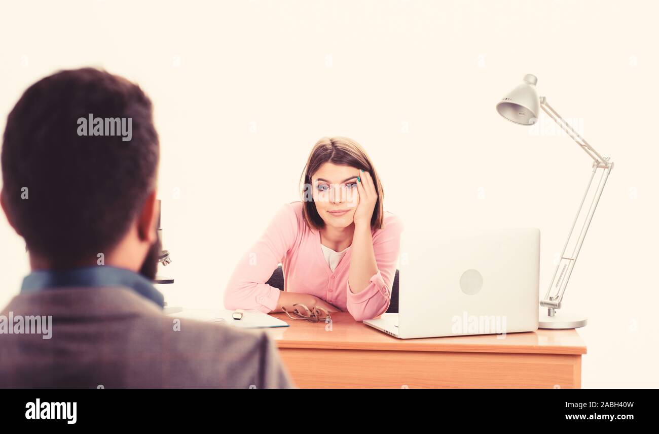 Entrevista va bien. Bastante boss la toma de decisiones acerca del solicitante de empleo. Hombre de aplicar para el trabajo. HR Manager es la realización de una entrevista de trabajo. Entrevistador preguntar las preguntas de la entrevista a los candidatos. Entrevista de trabajo. Foto de stock