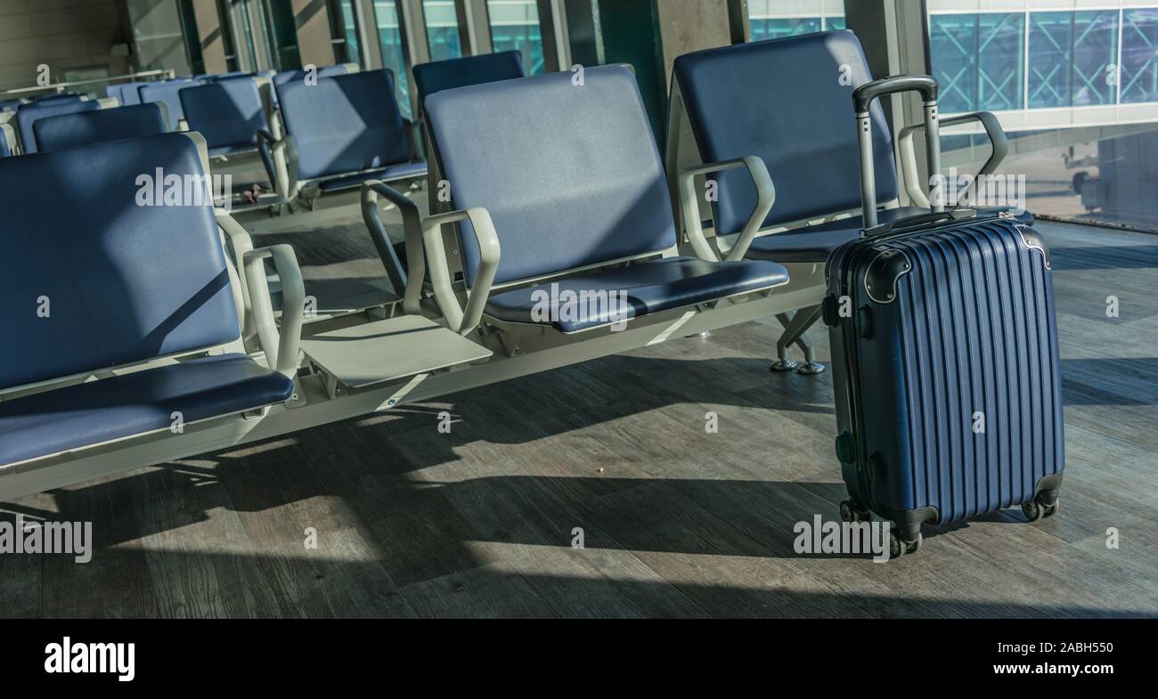 Maleta de Viaje pequeña de plástico en el hall del aeropuerto Fotografía de  stock - Alamy