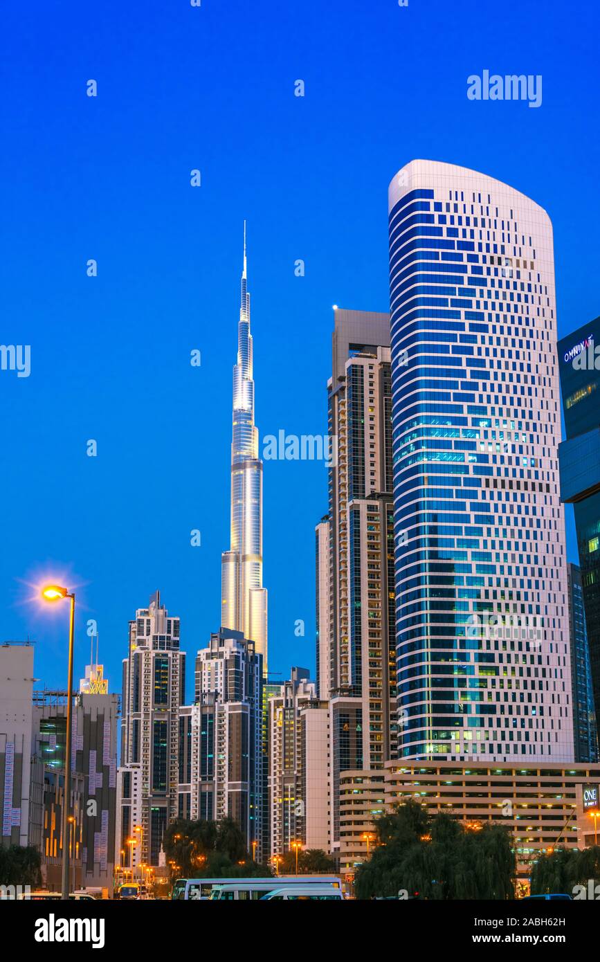 DUBAI, EMIRATOS ÁRABES UNIDOS - Feb 9, 2019: Arquitectura od Business Bay situado en el oeste de Dubai, a lo largo de Sheikh Zayed Road, en Emiratos Árabes Unidos. Foto de stock