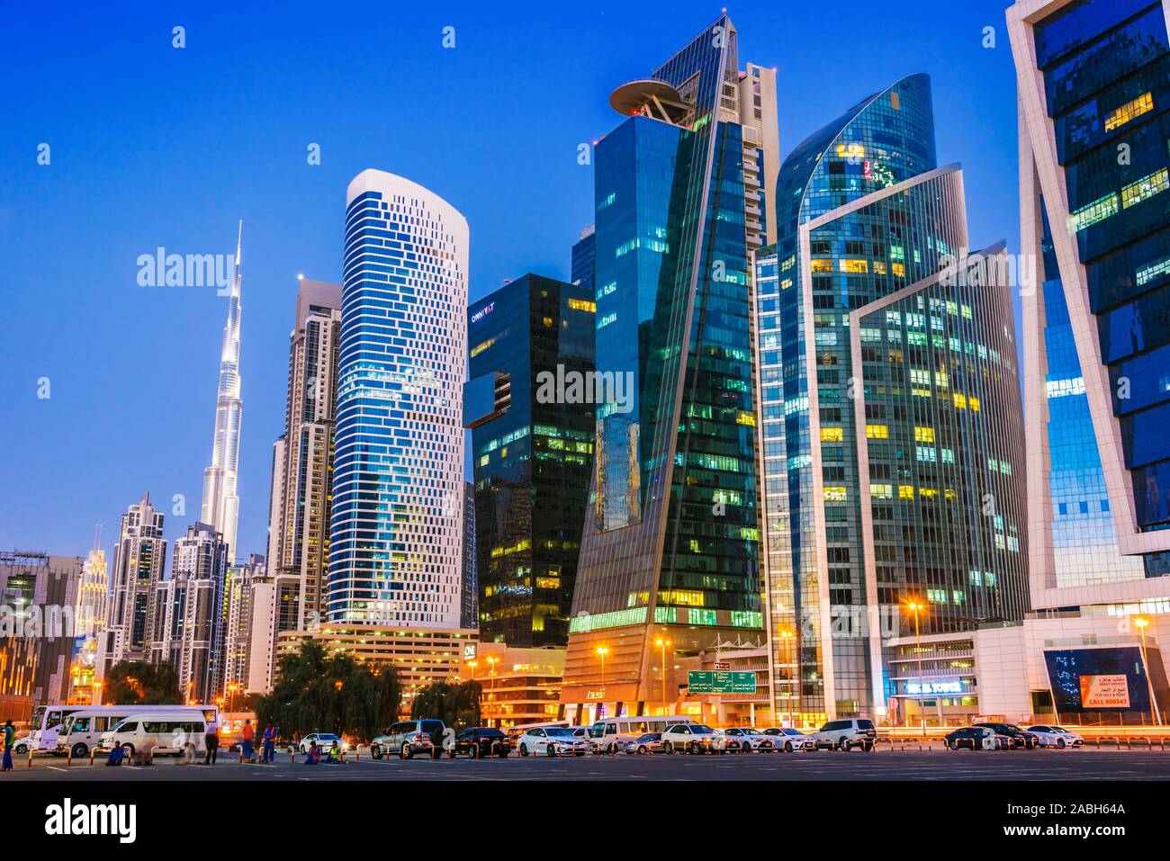 DUBAI, EMIRATOS ÁRABES UNIDOS - Feb 9, 2019: Arquitectura od Business Bay situado en el oeste de Dubai, a lo largo de Sheikh Zayed Road, en Emiratos Árabes Unidos. Foto de stock