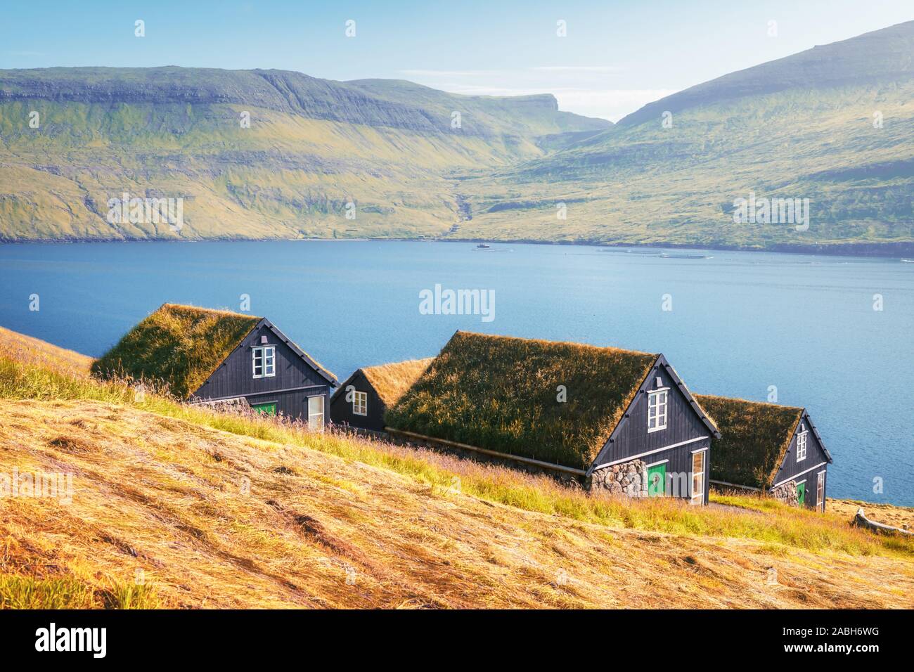 Vista pintoresca de tradicional feroés cubiertas de pastos y casas en la aldea Bour durante el otoño. Isla de Vagar, Islas Feroe, Dinamarca. Foto de stock