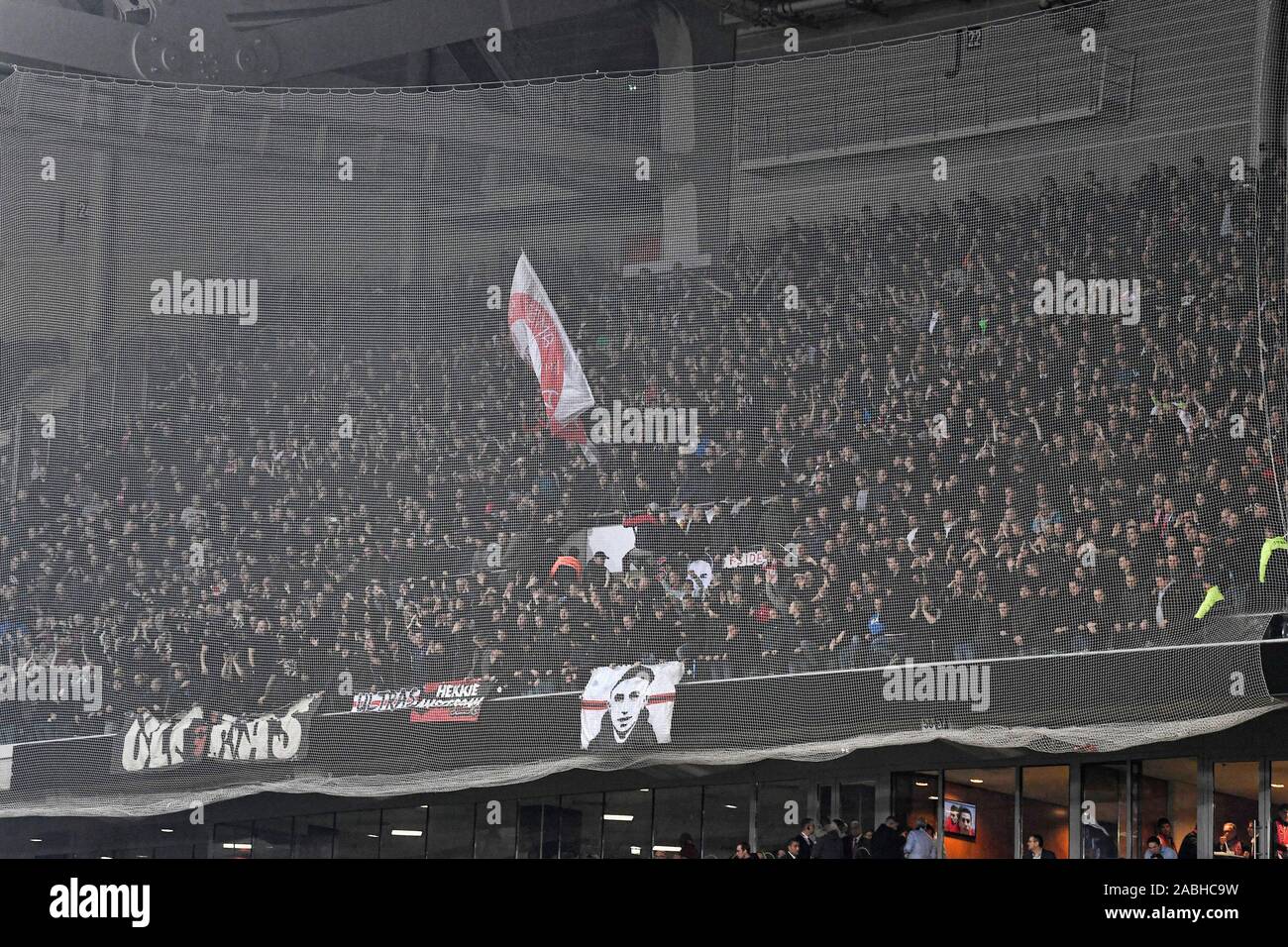 Lille, Francia. 27 Nov, 2019. Stade Pierre-Mauroy , la Liga de Campeones de fútbol temporada 2019 / 2020. Los seguidores del Ajax durante el partido Lille OSC - Ajax. Crédito: disparos Pro/Alamy Live News Foto de stock