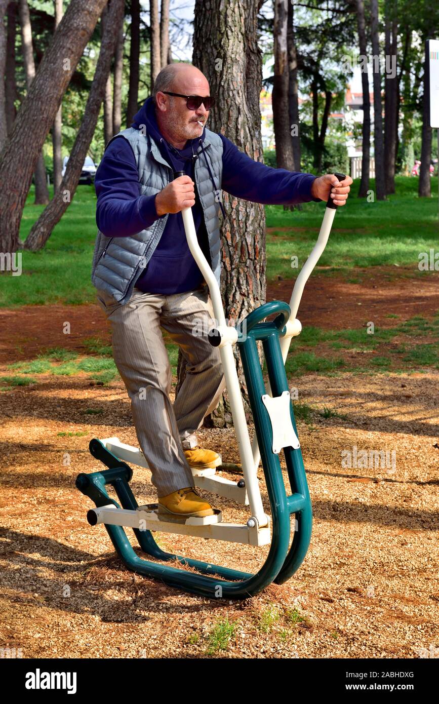 Simple paso de máquinas de ejercicio al aire libre en el parque público destinado en particular a los ancianos, pero que nadie use Foto de stock