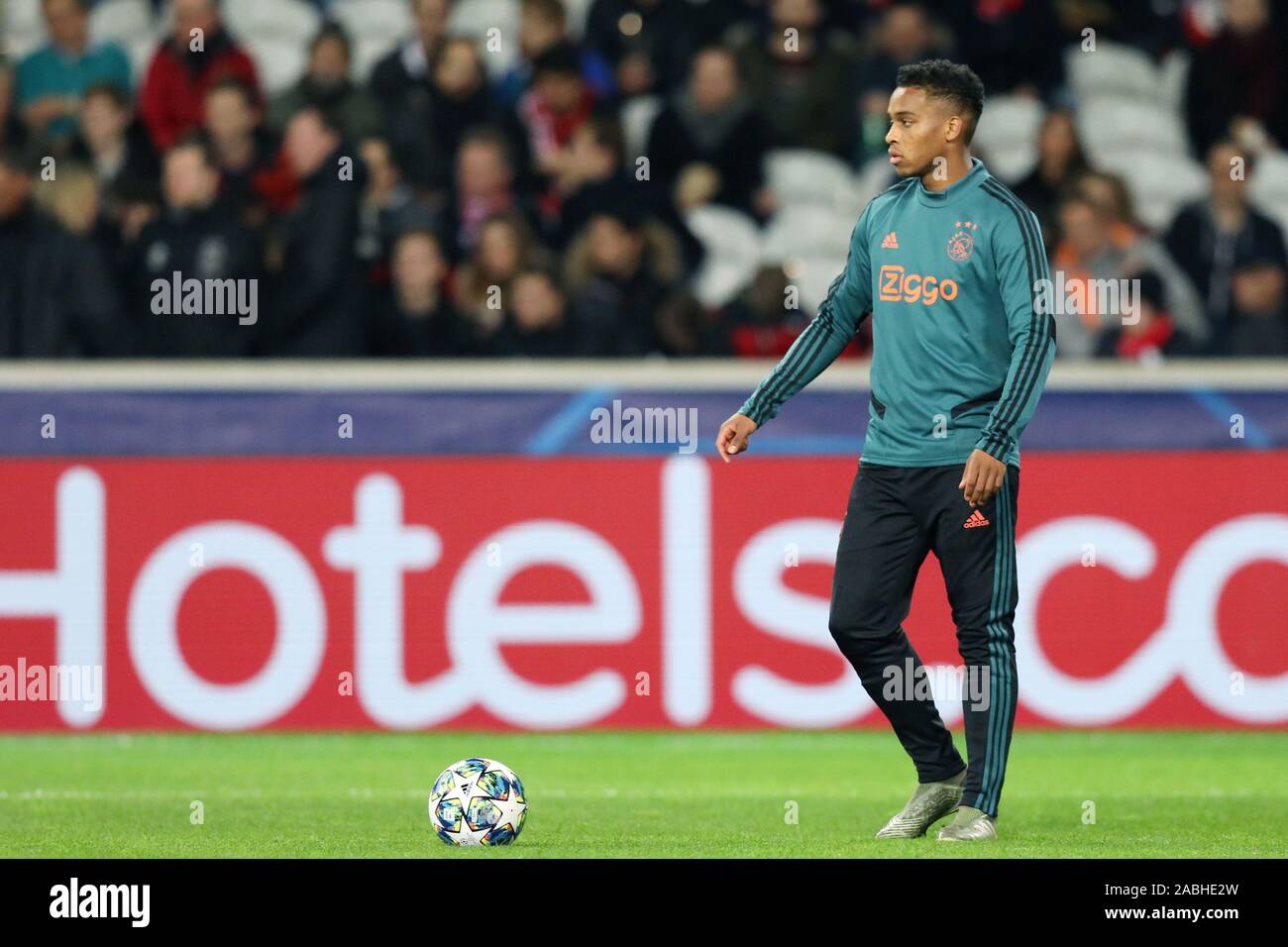 Lille, Francia. 27 Nov, 2019. Stade Pierre-Mauroy , la Liga de Campeones de fútbol temporada 2019 / 2020. Madera Jurrien durante el partido Lille OSC - Ajax. Crédito: disparos Pro/Alamy Live News Foto de stock