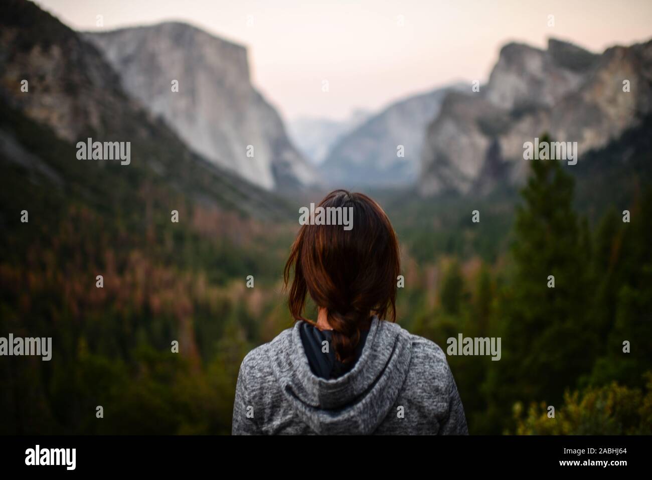 Half Dome de vista de túnel, el Parque Nacional Yosemite, California, Estados Unidos Foto de stock