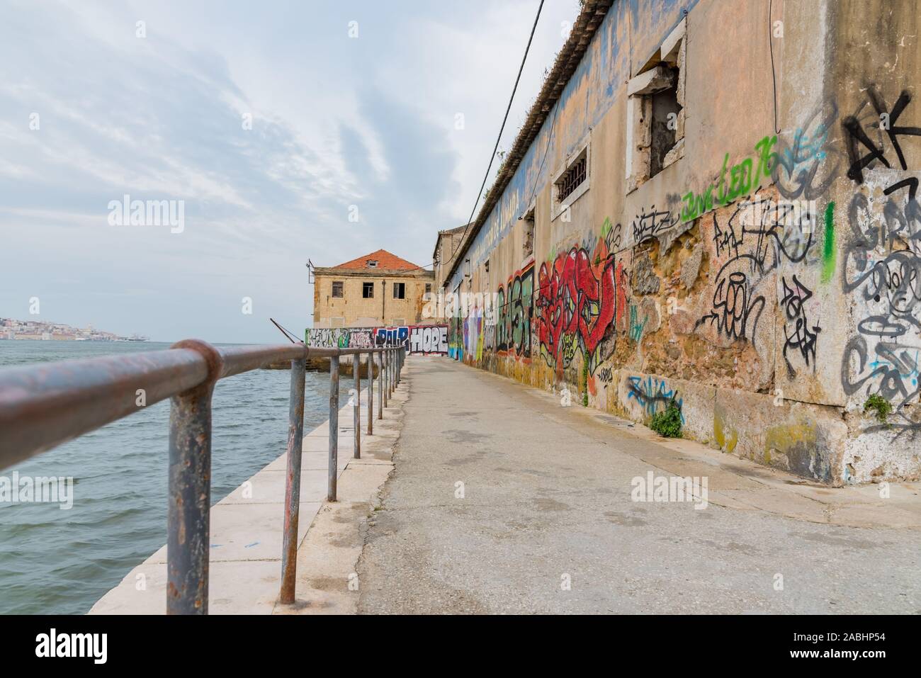 PORTUGAL 23.9.2018 ALMADADA, imagen en color antiguo y deteriorado edificios Ginjal Pier en Cacilhas, Almada Foto de stock
