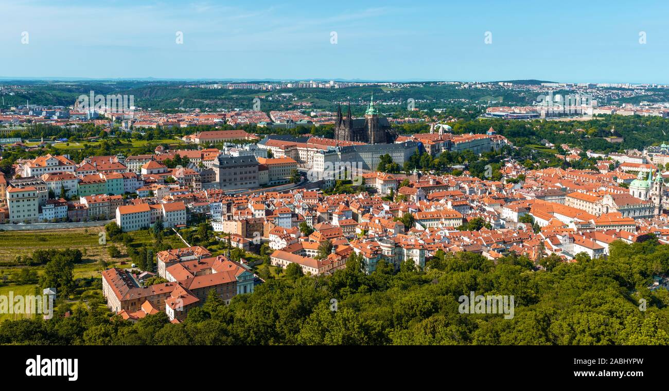 Vista desde el parque Petrin de la Catedral de San Vito y el Castillo de Praga, Mala Strana, Praga, Bohemia, República Checa Foto de stock