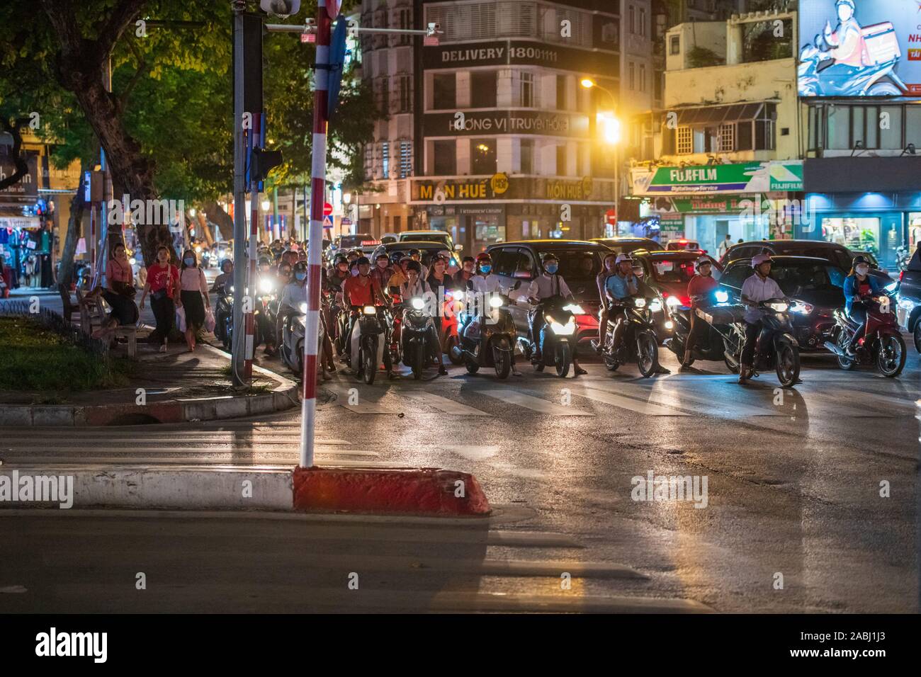 Hanoi, Vietnam - 18 de octubre de 2019: las carreteras llenas de tráfico por la noche en la capital Hanoi - principalmente, motos, bicicletas y ciclomotores Foto de stock