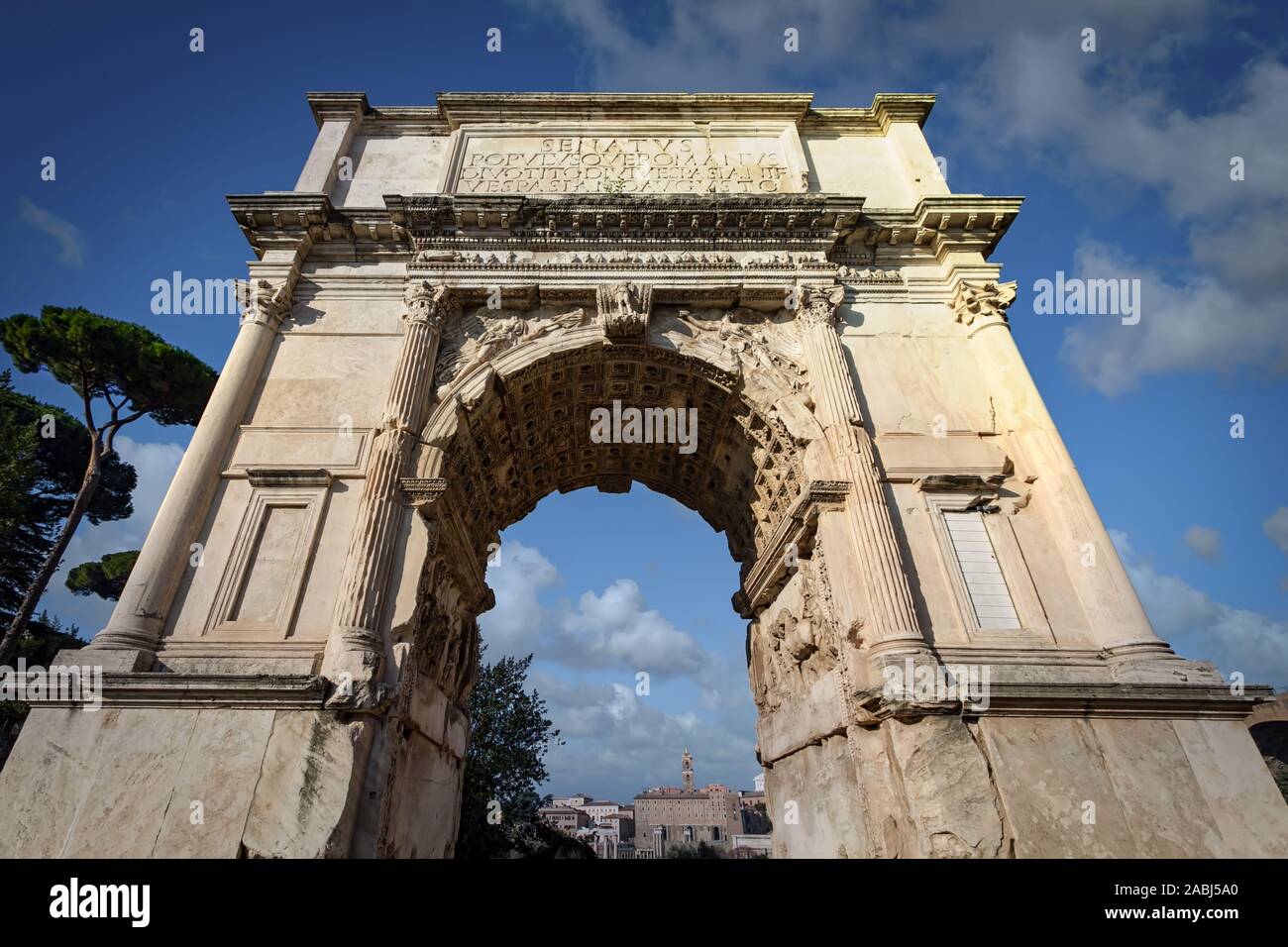 Un arco cerca del Foro Imperial en Roma, Italia. Foto de stock