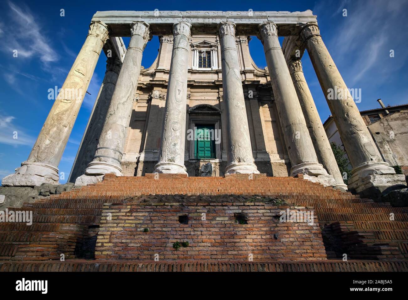 El Templo de Antonino y Faustina en el Foro Romano en Roma, Italia. Foto de stock
