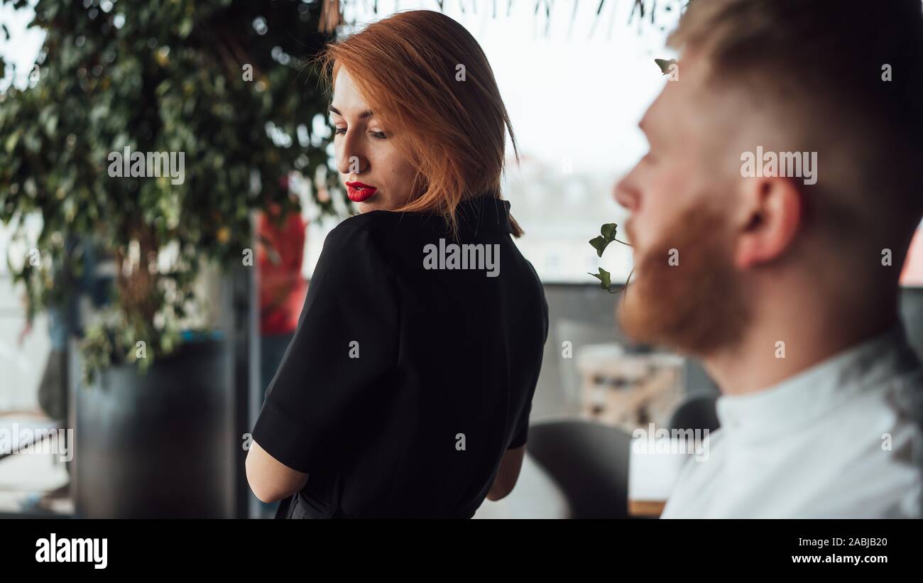 Bella mujer en un vestido negro y un hombre en una camisa blanca Fotografía  de stock - Alamy