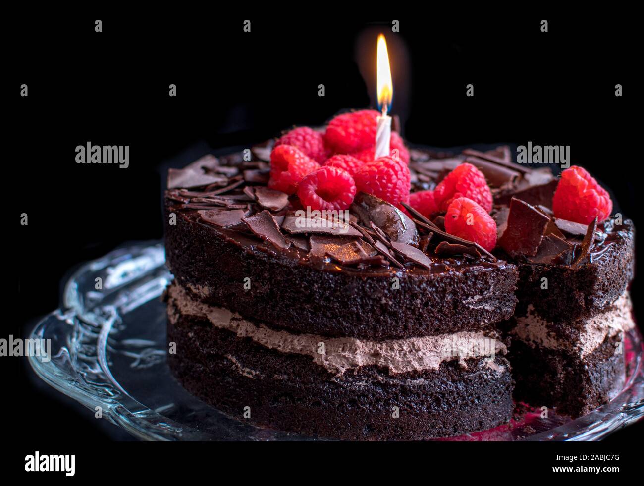 Pastel de crema con vela encendida fotografías e imágenes de alta  resolución - Alamy