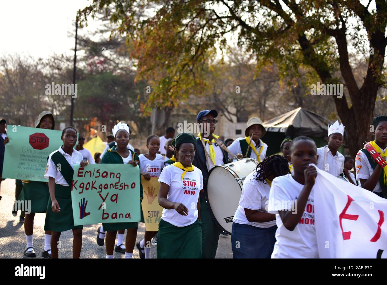 KASANE, Botswana- 25 de agosto de 2018 jóvenes protestando contra el maltrato infantil. Foto de stock