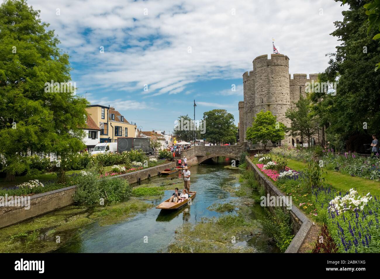 CANTERBURY, Reino Unido, - Julio 11, 2019: Los turistas disfrutan de un punt paseo sobre el Río Stour mientras fluye a través de Westgate Gardens, Canterbury, Kent, en el REINO UNIDO Foto de stock