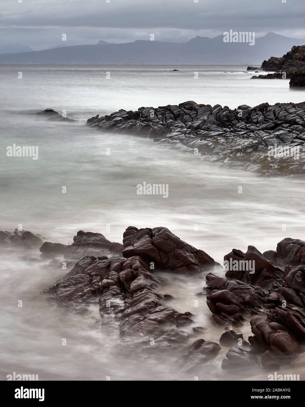 Rocas en el amanecer en Mellon Udrigle beach, la Bahía de Gruinard, Wester Ross, Highland, Escocia. Foto de stock