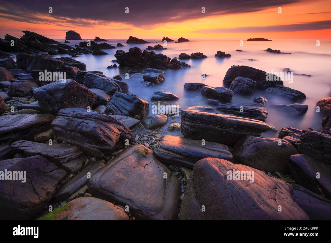 Playa rocosa (Balnakeil Bay) en la costa escocesa cerca de Durness. Escocia Foto de stock