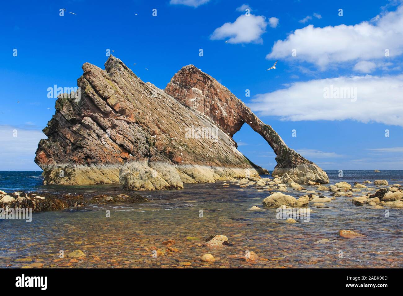 Bow Fiddle Rock, un arco natural de mar cerca de Portknockie, Escocia Foto de stock