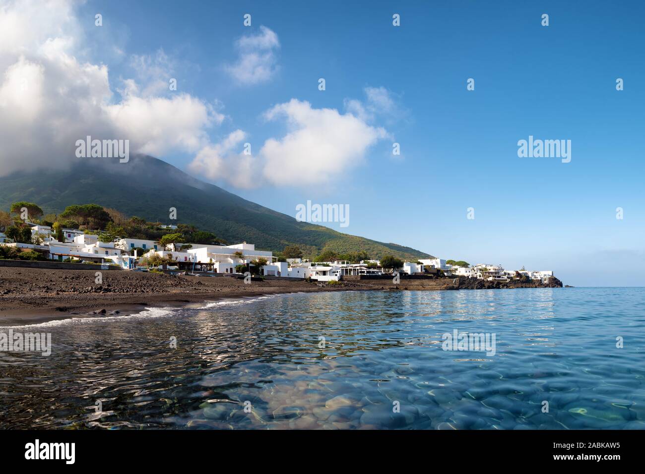 Arena negra y agua clara de la 'Playa' ficogrande cerca del volcán Stromboli, las islas Eolias, Italia Foto de stock