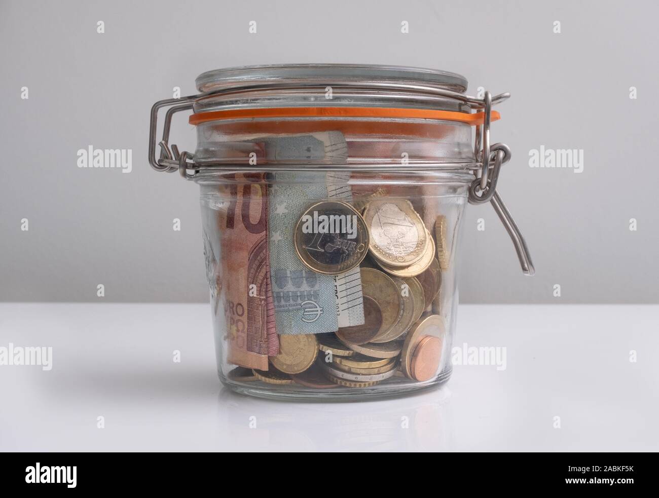 Jarra sellada de euro dinero, monedas y billetes, concepto de ahorro Foto de stock