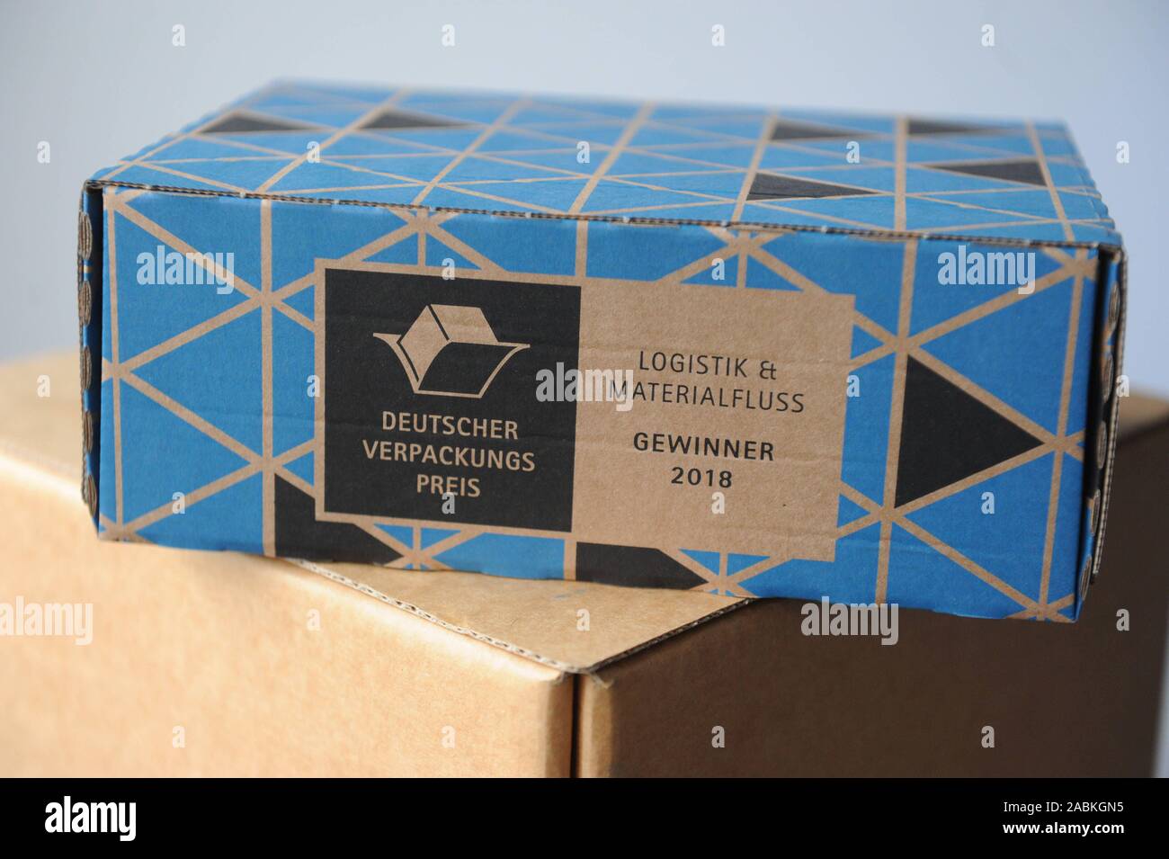 La compañía 'Drei V Verpackungen' mejora y produce envases sostenibles sin plástico el material de relleno. La imagen muestra el "afebox' cartón de embalaje, que ganó el Premio Alemán del Embalaje en el campo de la logística y el flujo de material en 2018. [Traducción automática] Foto de stock