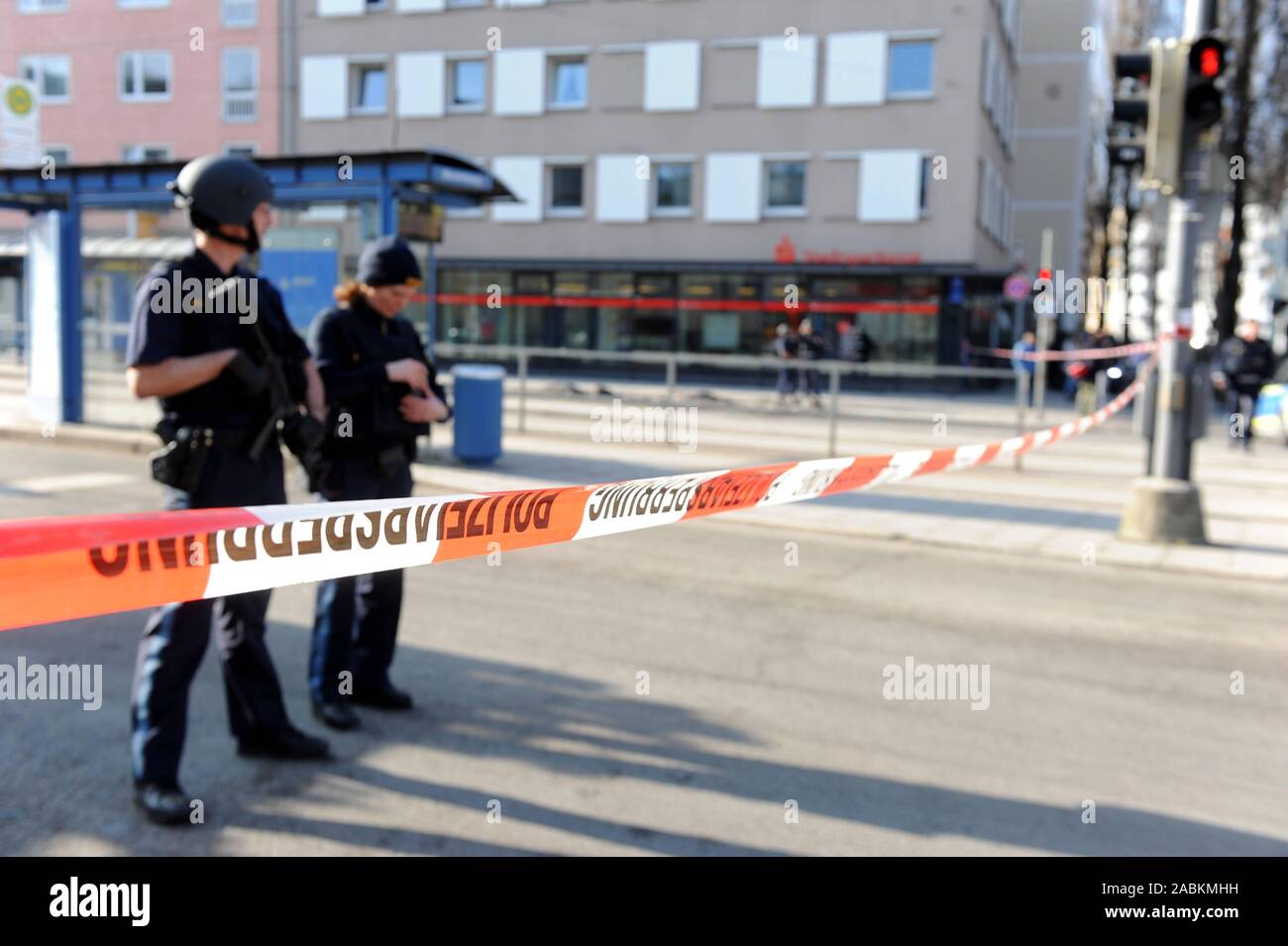 Después hubo disparos en el sitio de construcción de la antigua cárcel Neudeck in der Au con dos muertes, la policía acordonaron la escena del crimen en gran escala. [Traducción automática] Foto de stock