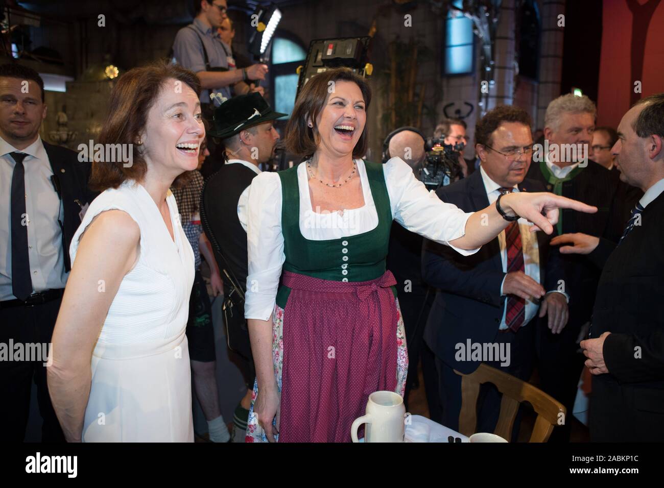 De izquierda a derecha: Los políticos Ilse Aigner, Katharina cebada,  Hans-Peter Friedrich, Dieter Reiter y Hubert Aiwanger en la tradicional  degustación de cerveza fuerte Nockherberg en Munich. [Traducción  automática] Fotografía de stock -