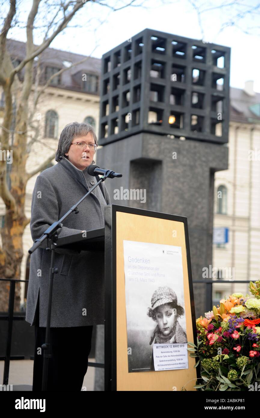 Concejal de la ciudad de Brigitte Wolf habla en una ceremonia conmemorativa de los Sinti y Rom de Munich y sus alrededores, que fueron deportados por los Nazis en 141 en la Plaza de las Víctimas del Nacionalsocialismo. [Traducción automática] Foto de stock