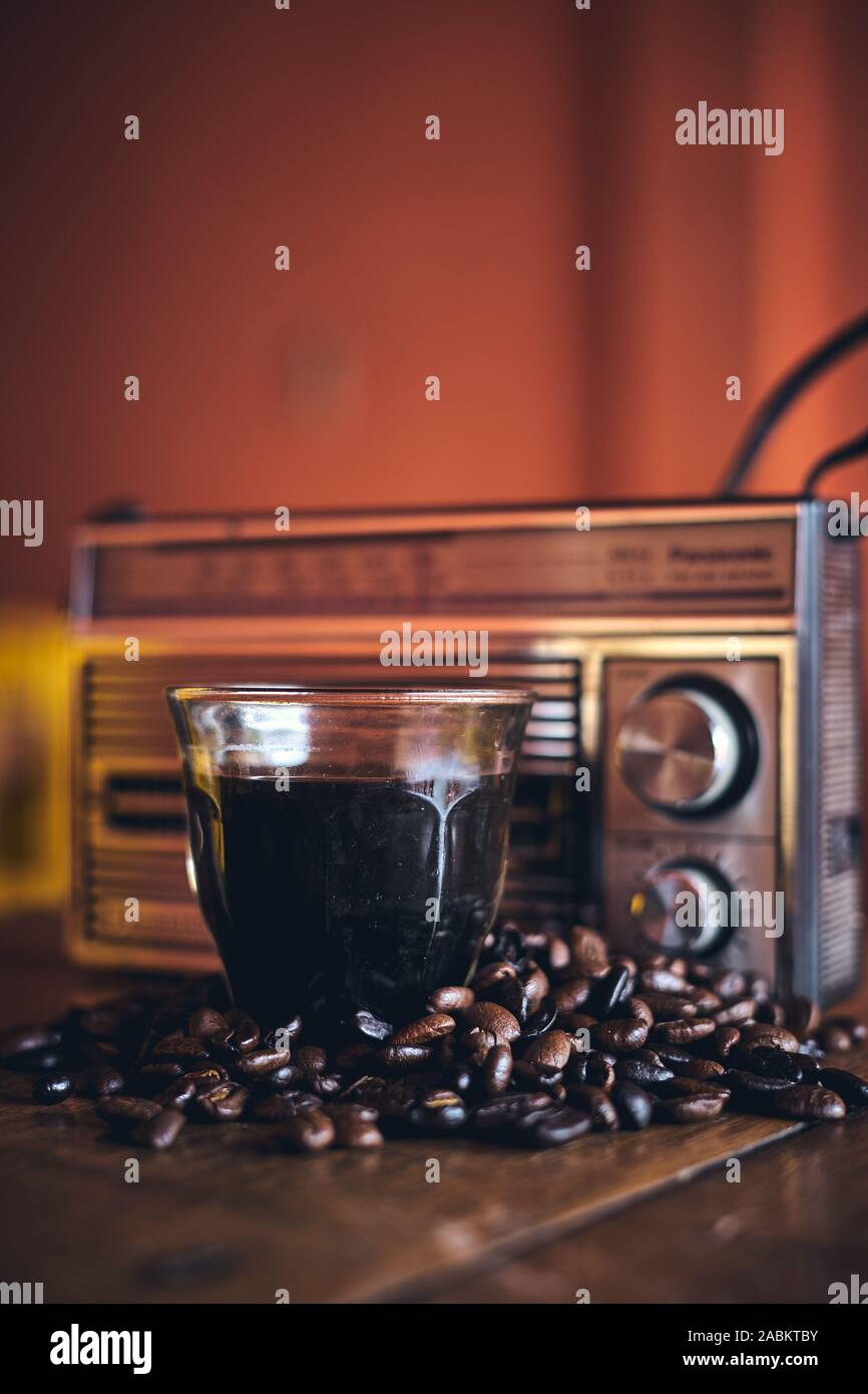 Beber Café y escuchando la radio en la mañana Fotografía de stock - Alamy