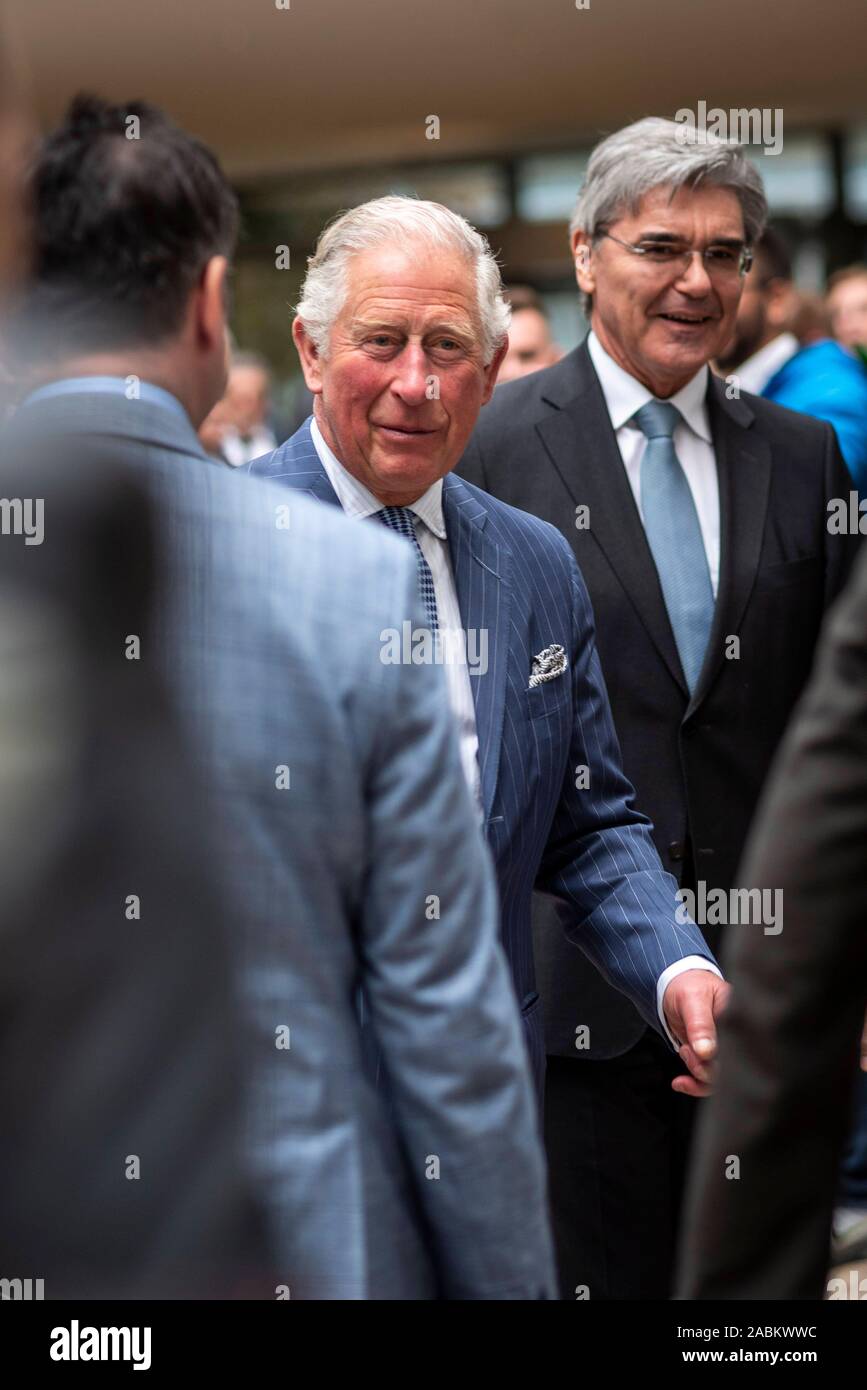 El heredero al trono del Reino Unido de Gran Bretaña el Príncipe Charles celebra Siemens CEO Joe Kaesers (derecha) y empleados en el Foro de Siemens en Munich (Alta Baviera) el jueves, 9 de mayo de 2019. [Traducción automática] Foto de stock