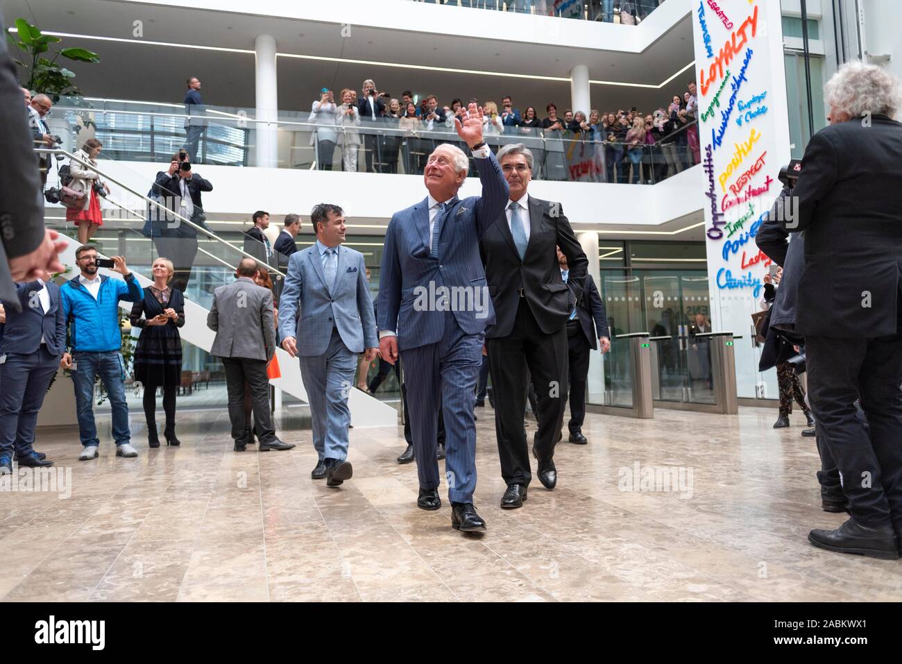 El heredero al trono británico del Príncipe Carlos de Inglaterra celebra Siemens CEO Joe Kaesers (derecha) y Siemens UK CEO Jürgen Maier (izquierda) en el Foro de Siemens en Munich (Alta Baviera) el jueves, 9 de mayo de 2019. [Traducción automática] Foto de stock