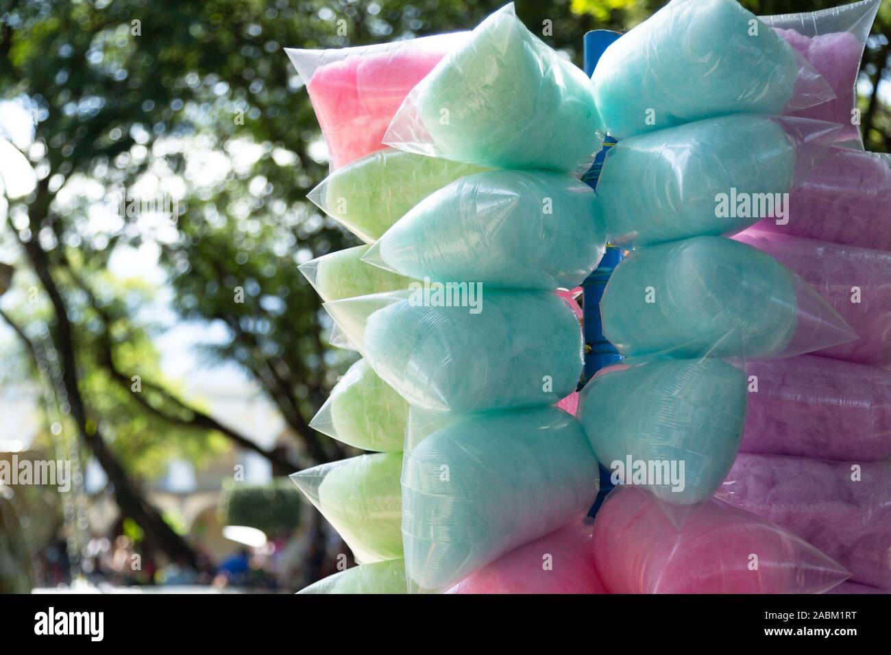 Vendedor de algodón de azúcar en bolsas de plástico Fotografía de stock -  Alamy