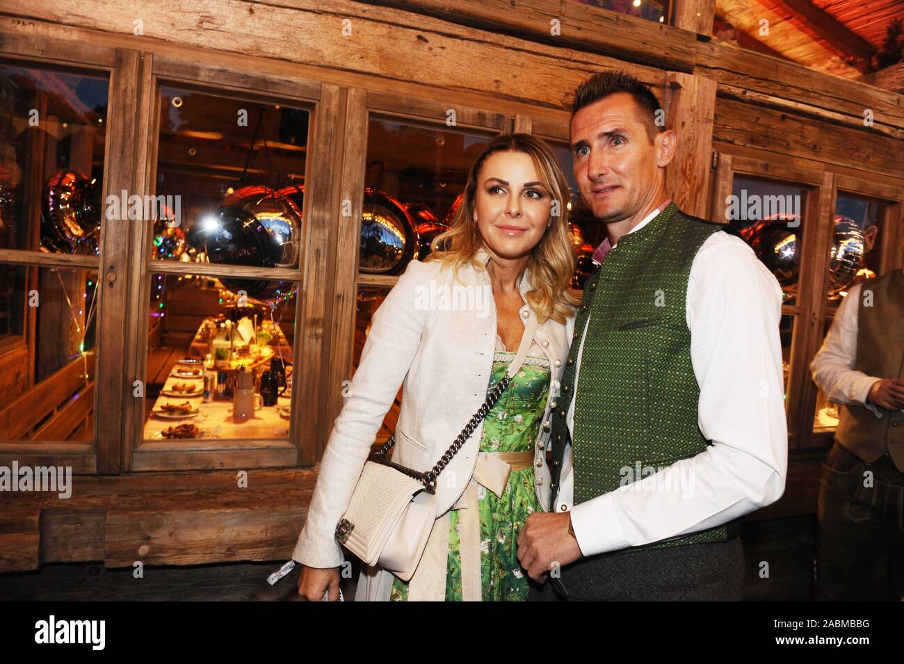 Miroslav Klose con esposa Sylwia al Wiesn-Almauftrieb tradicional en el Käfer marquesina. [Traducción automática] Foto de stock