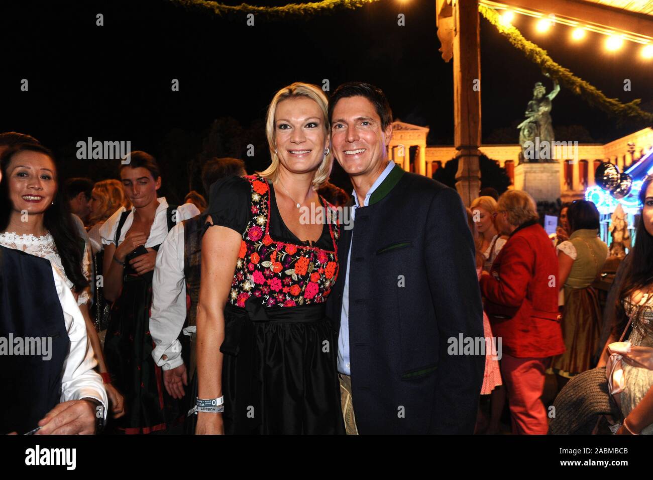 Maria Höfl-Riesch y marido Marcus Höfl Wiesn-Almauftrieb en la tradicional en el Käfer marquesina. [Traducción automática] Foto de stock