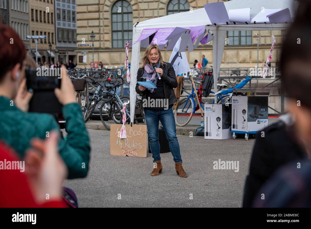 Concejal Anja Berger (Bündnis 90/Die Grünen) hablará en el rallye bajo el lema "el aborto fuera del Código Penal en Munich (Alta Baviera) el sábado, 28 de septiembre de 2019 en la Max-Joseph-Platz. [Traducción automática] Foto de stock