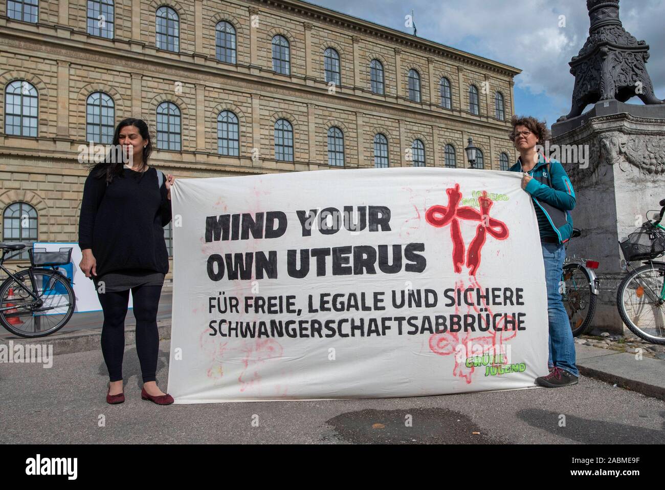 Bajo el lema "el aborto fuera del código penal", hombres y mujeres demostrarán en Munich (Alta Baviera) el sábado, 28 de septiembre de 2019 en la Max-Joseph-Platz. [Traducción automática] Foto de stock