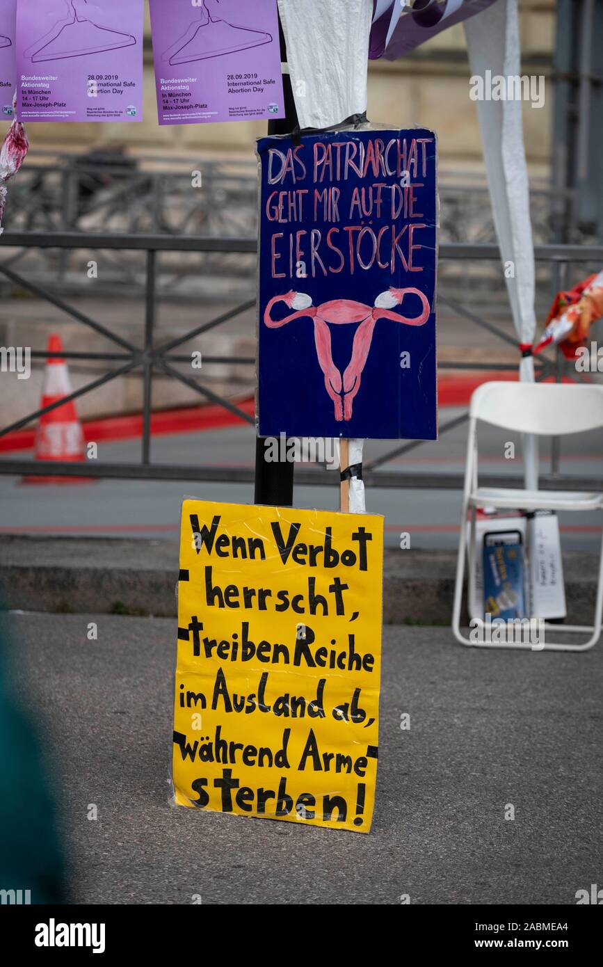 Bajo el lema "el aborto fuera del código penal", hombres y mujeres demostrarán en Munich (Alta Baviera) el sábado, 28 de septiembre de 2019 en la Max-Joseph-Platz. [Traducción automática] Foto de stock