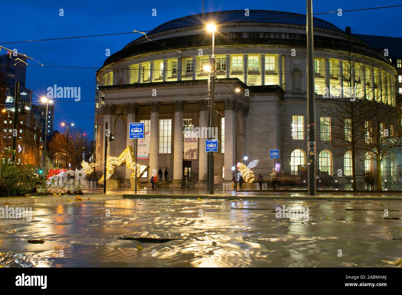 Exterior de la Biblioteca Central de Manchester con reflejos en la piscina de agua por la noche. Plaza de San Pedro Foto de stock